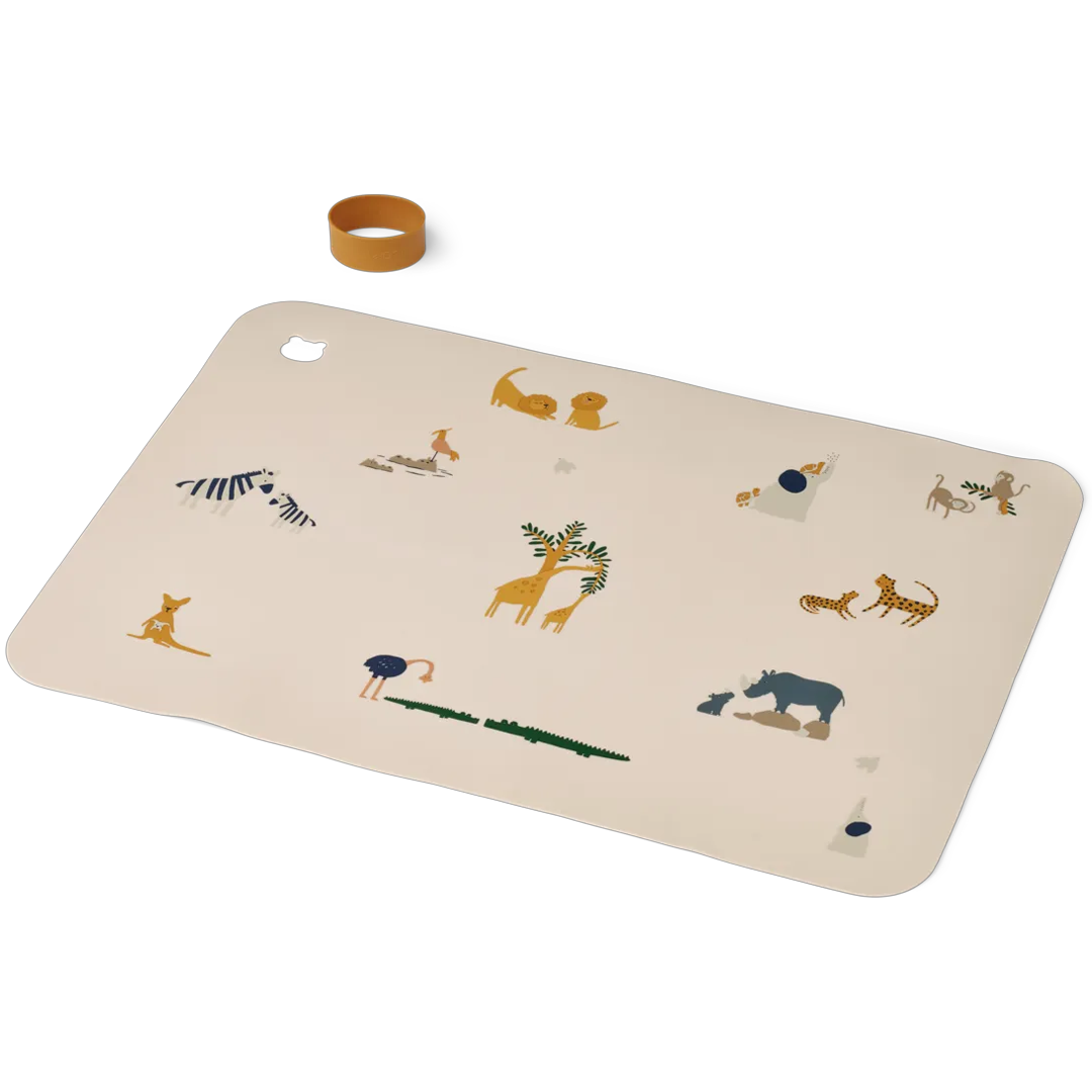 Liewood placemat met diverse safari dierenillustraties en een losse ring.