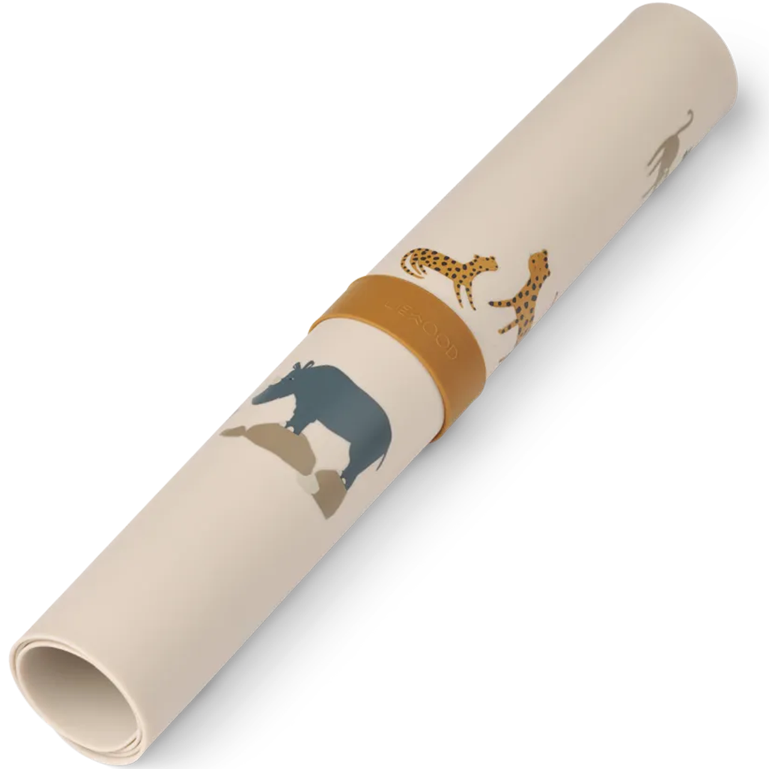 Oprolde Liewood placemat met dierenpatroon, vastgehouden door een ring.