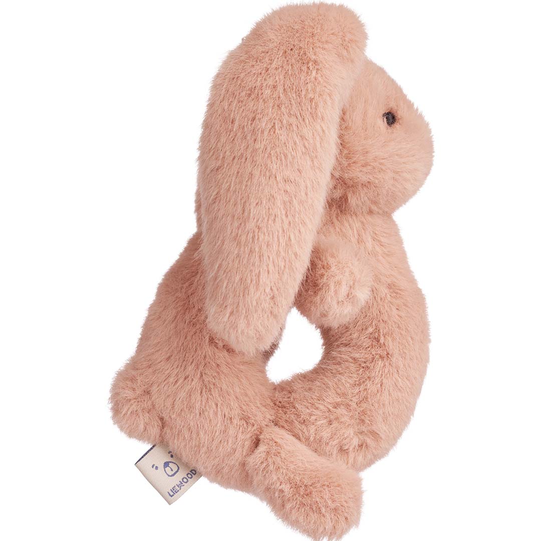 Liewood roze pluche konijn rammelaar schuin van achteren.