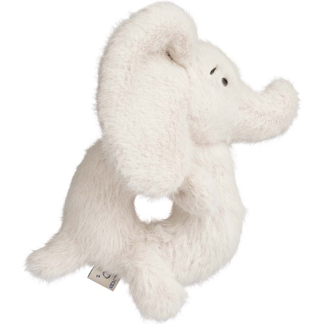 Liewood pluche olifant rammelaar, wit en schuin van de zijkant gefotografeerd.