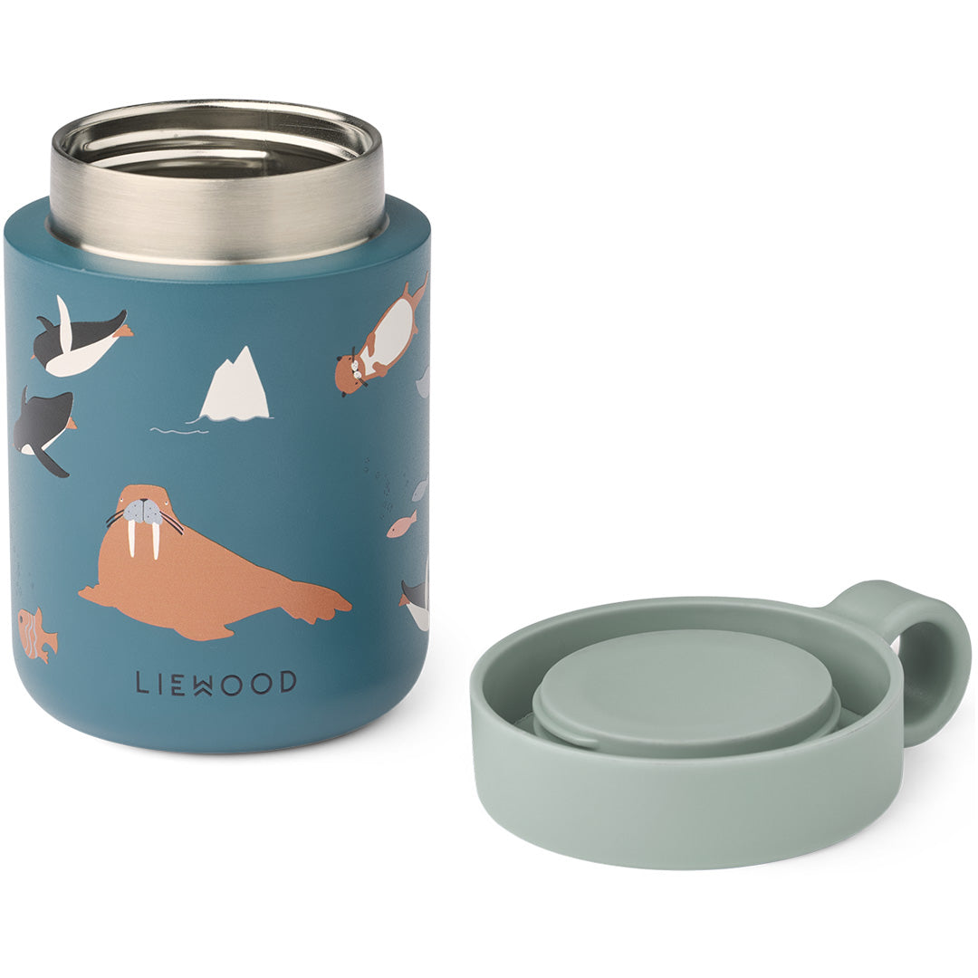 Liewood blauwe thermos container met arctic sea dierenpatroon, open met de deksel ernaast.