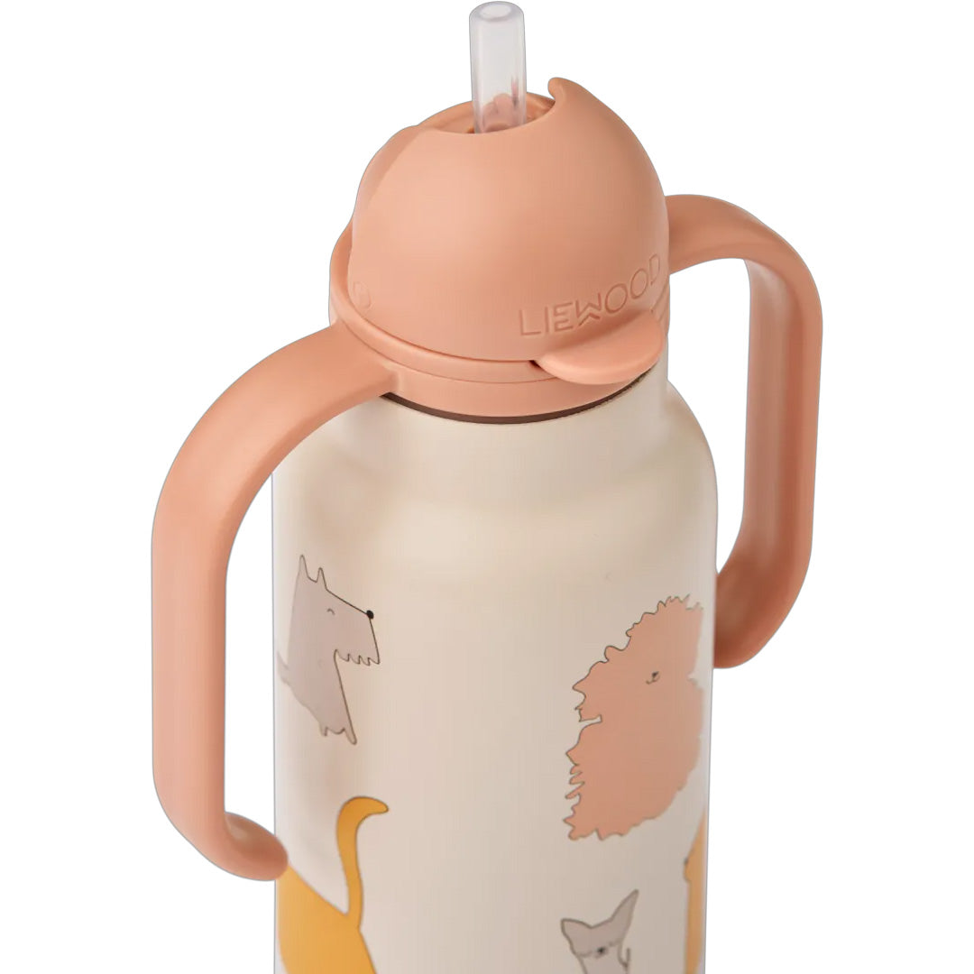 Detail van de Liewood beige RVS thermosfles met rietje, handvatten en katten- en hondenillustraties.