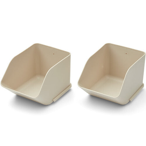 Twee Liewood stapelbare opbergbakken in beige, naast elkaar.