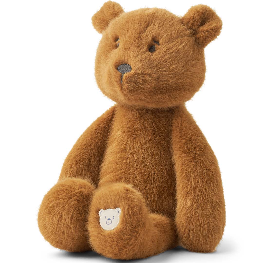 Liewood pluchen teddybeer Berto in golden caramel kleur, zittend, met een beertje op de voet.
