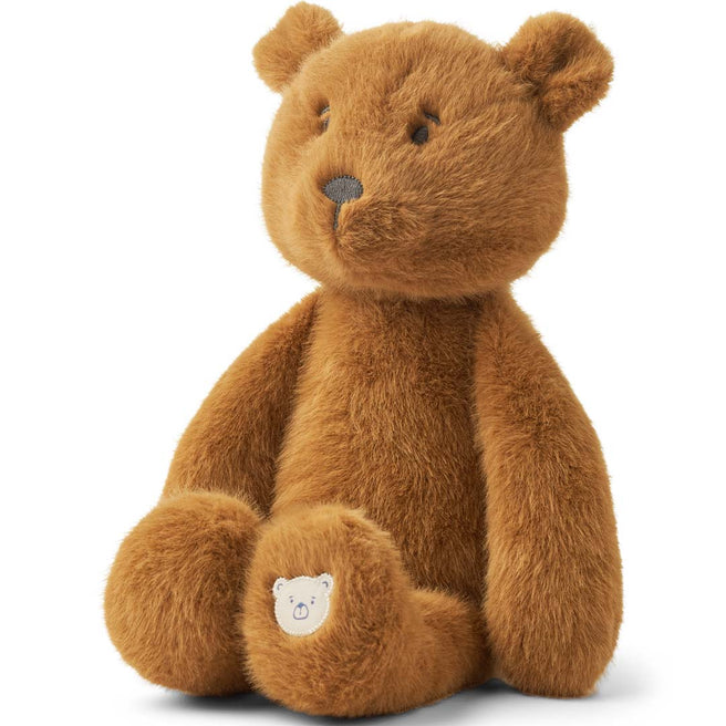 Liewood pluchen teddybeer Berto in golden caramel kleur, zittend, met een beertje op de voet.