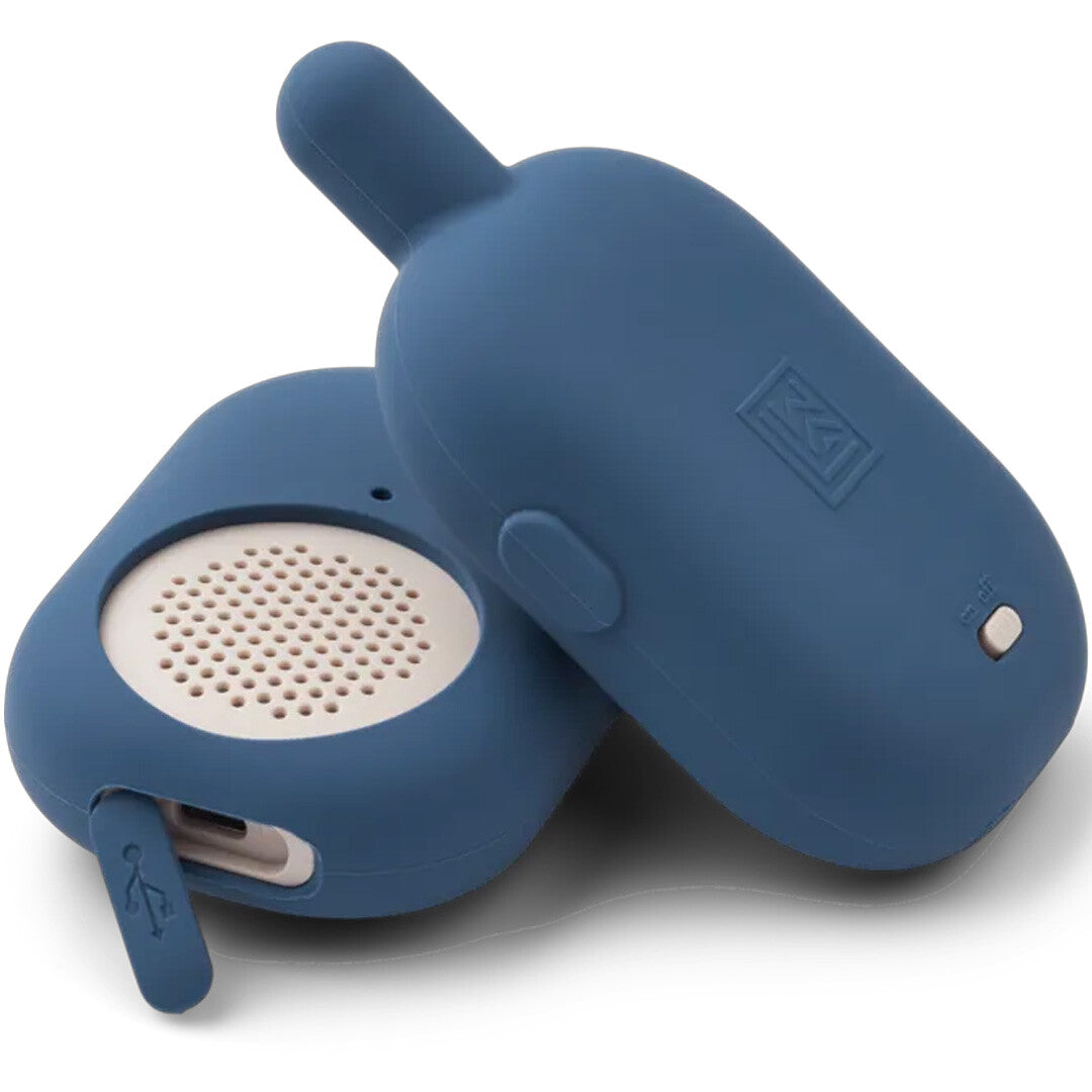 Twee Liewood indigo blauwe walkie talkies, één met zicht op de speaker en oplaadpoort.