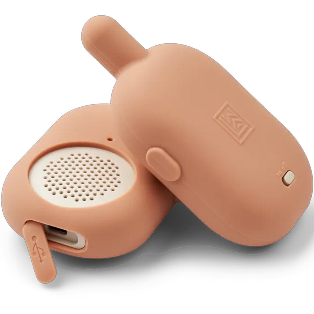 Twee beige Liewood walkie-talkies, waarvan één de onderkant met speaker en USB-poort toont.