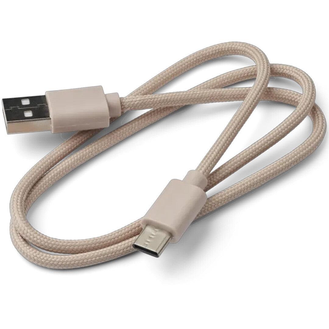 Een beige USB-oplaadkabel met USB-A en USB-C aansluitingen.