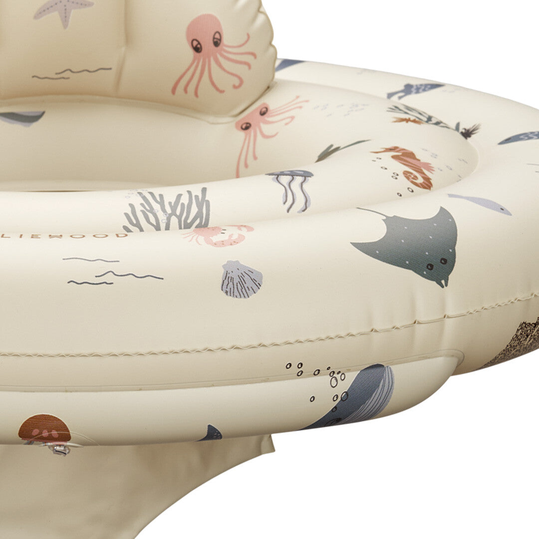 Detail van de Liewood zwemstoel voor dreumesen met een beige 'sea creature' patroon.