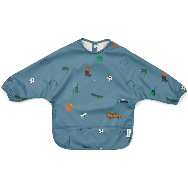 Liewood mouwslab voor baby's in blauw met een patroon van dieren, voertuigen en sportartikelen, met een voorvakje.