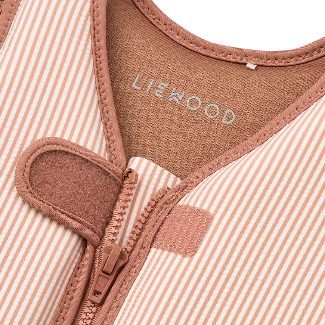 Detail van de ritssluiting en het Liewood logo op het gestreepte zwemvest voor kinderen.