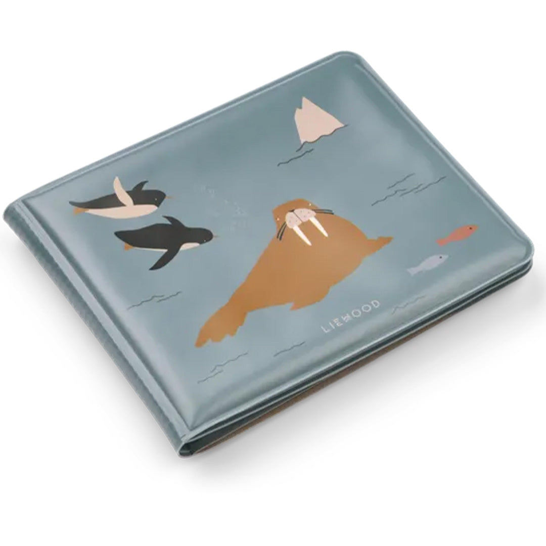 Liewood badboekje met een walrus, pinguïns en vissen op de blauwe voorkant.