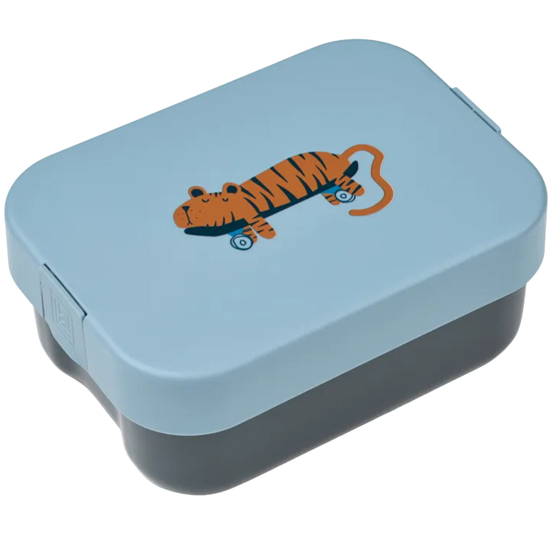 Liewood broodtrommel met blauw deksel en een tijger op rolschaatsen.