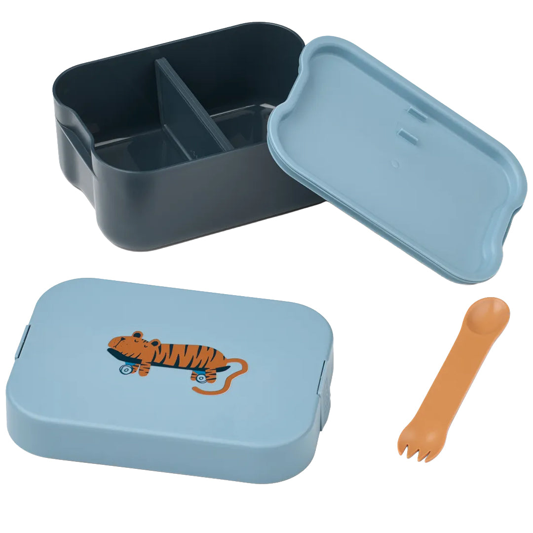 Open Liewood broodtrommel met twee vakken en een losse spork, naast de gesloten broodtrommel met tijgerprint.