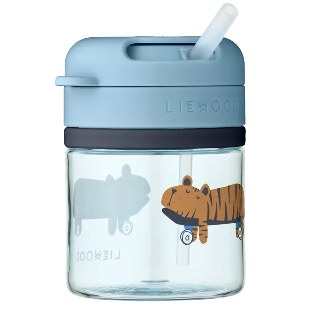 Liewood drinkbeker met rietje voor baby's en peuters, blauw met een tijger op een skateboard en het rietje uitgeschoven.