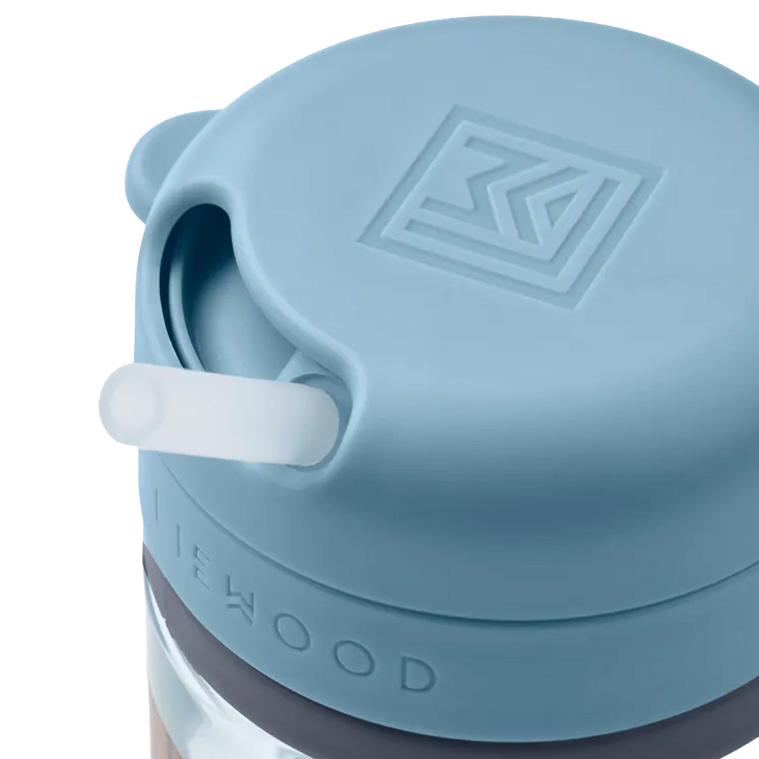 Detail van de blauwe Liewood drinkbeker met rietje, met de opening voor het rietje en het witte rietje zichtbaar.