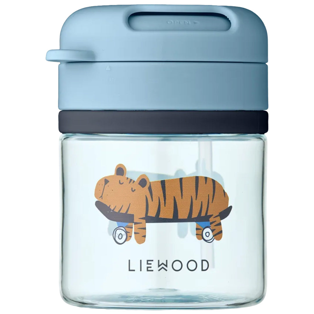 Liewood drinkbeker met rietje voor baby's en peuters, blauw met een tijger op een skateboard.