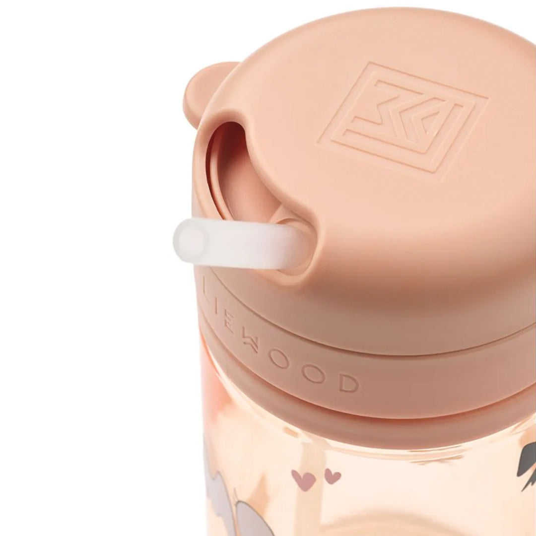 Detailopname van de pale tuscany deksel van de Liewood drinkbeker met uitgeschoven rietje.