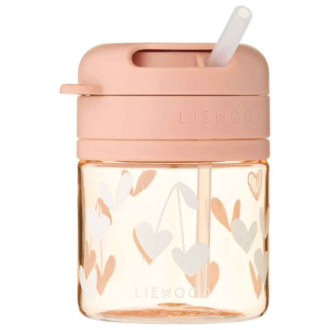 Liewood drinkbeker met rietje, open, met roze deksel en transparant lichaam met hartenpatroon.