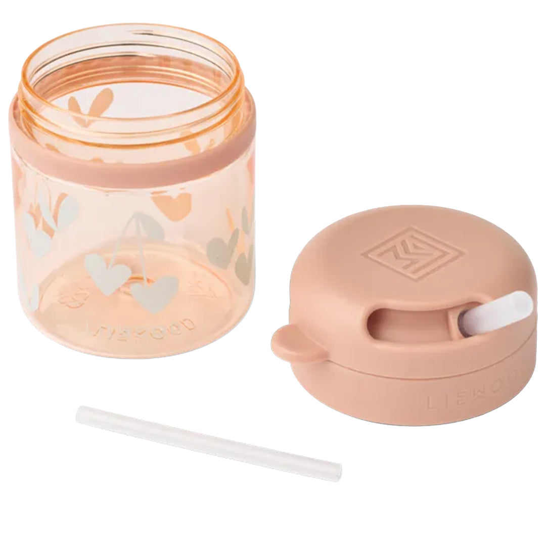 Gedemonteerde Liewood drinkbeker met rietje, bestaande uit de beker, het roze deksel en een los rietje.