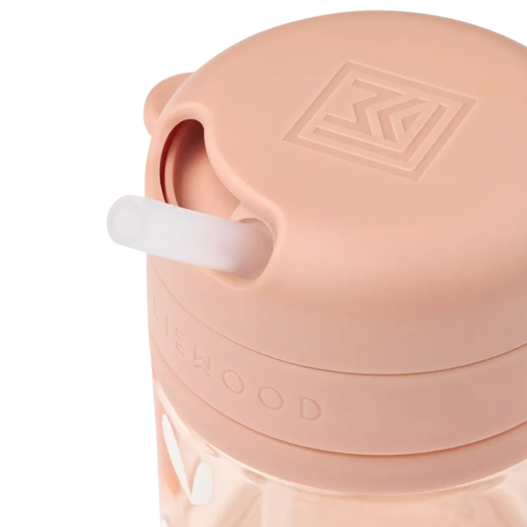 Close-up van het roze deksel van de Liewood drinkbeker met het witte rietje zichtbaar.