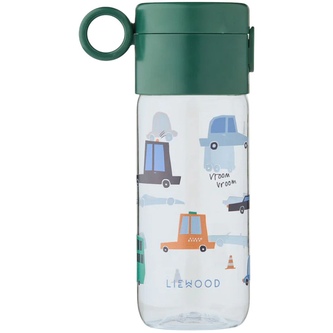 Liewood drinkfles met groene klikdop en een patroon van auto's.