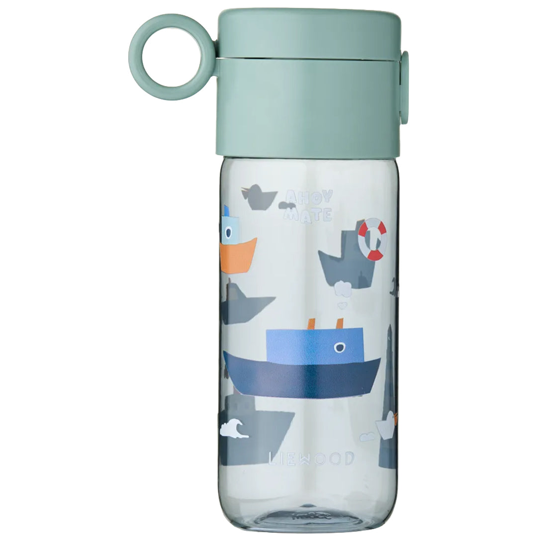 Liewood drinkfles met groene dop en zeilbootjespatroon.