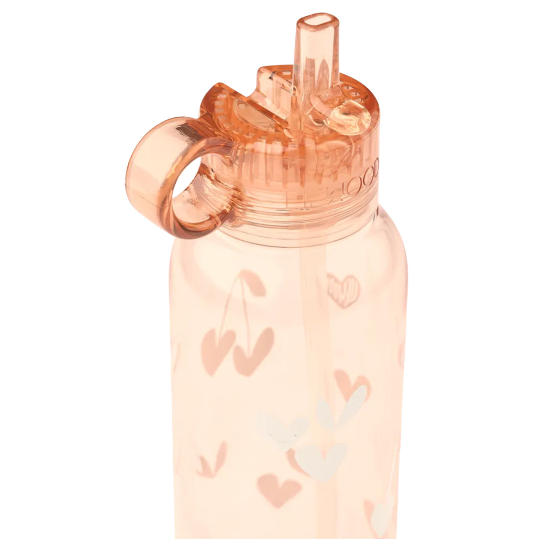 Detail van de roze Liewood kinder drinkfles met harten en kersenpatroon, focus op de dop.