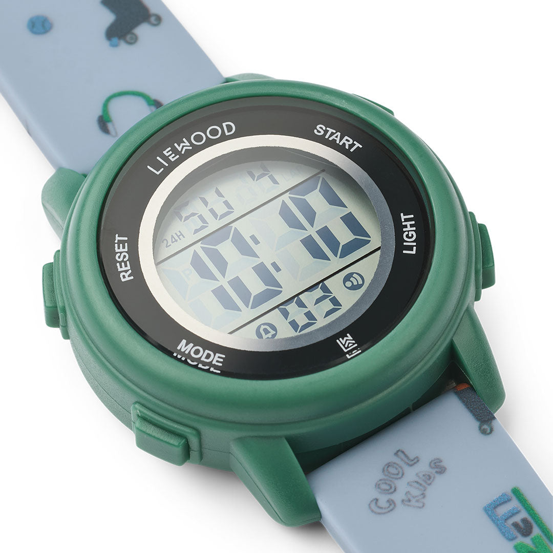 Detailopname van het Liewood kinder digitaal horloge met groene kast en lichtblauwe band met patronen.