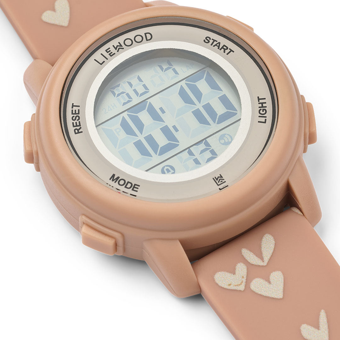 Detailopname van het Liewood kinderhorloge met digitale weergave en hartjes op de band.