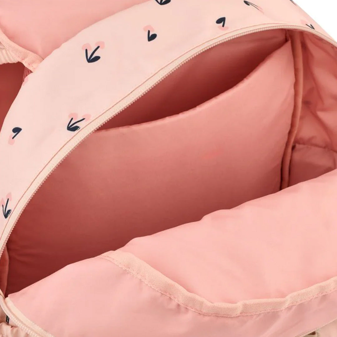 Detail van de open roze kinderrugtas met cherry heart patroon, met interne vulling en een apart vak.