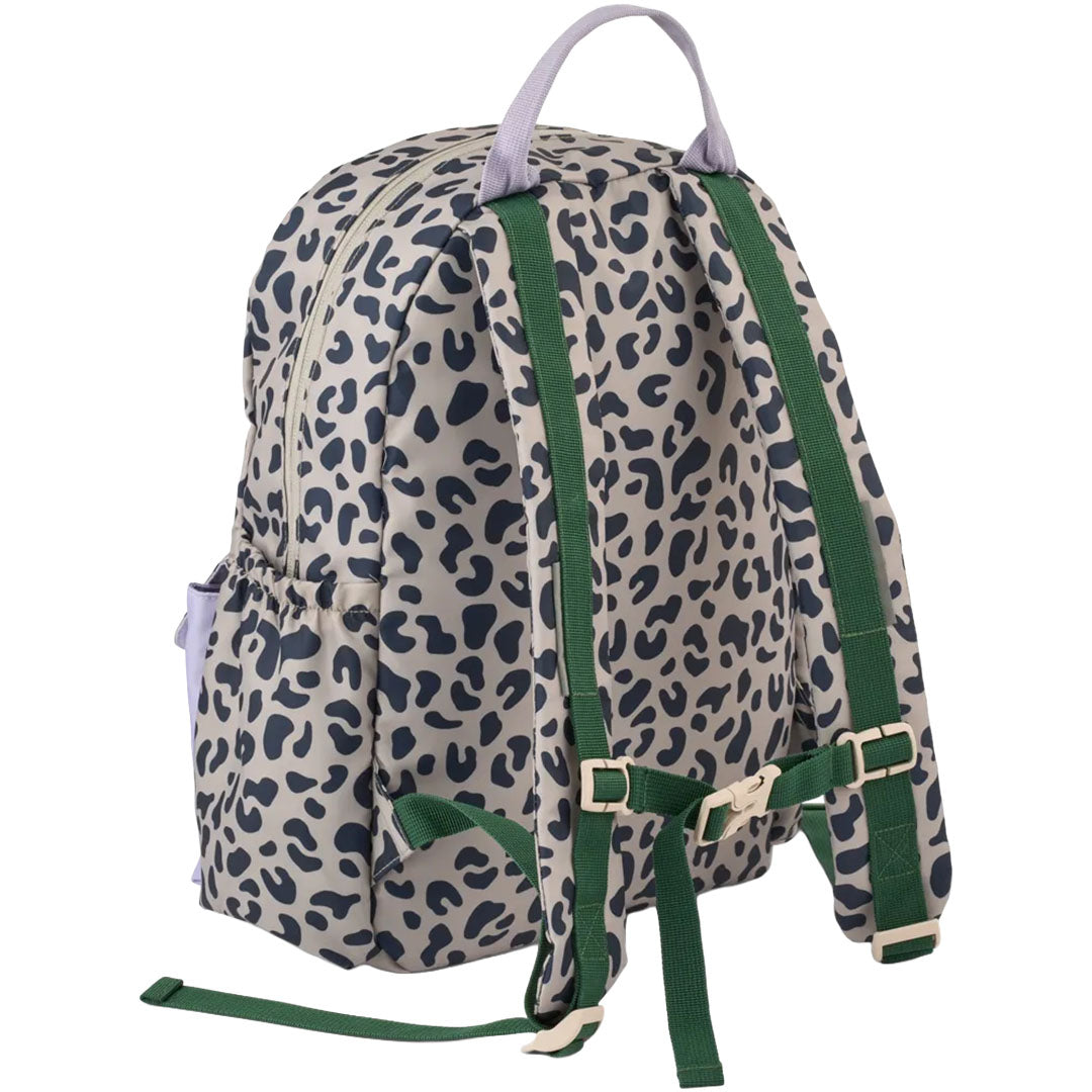Liewood kinderrugtas Lennon met luipaardprint, achterkant met groene schouderbanden en borstband.