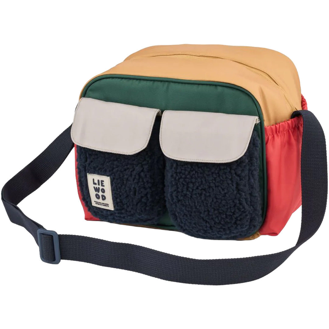 Liewood koeltas Elijas in veelkleurig design met donkerblauwe teddy stof zakken en schouderband.