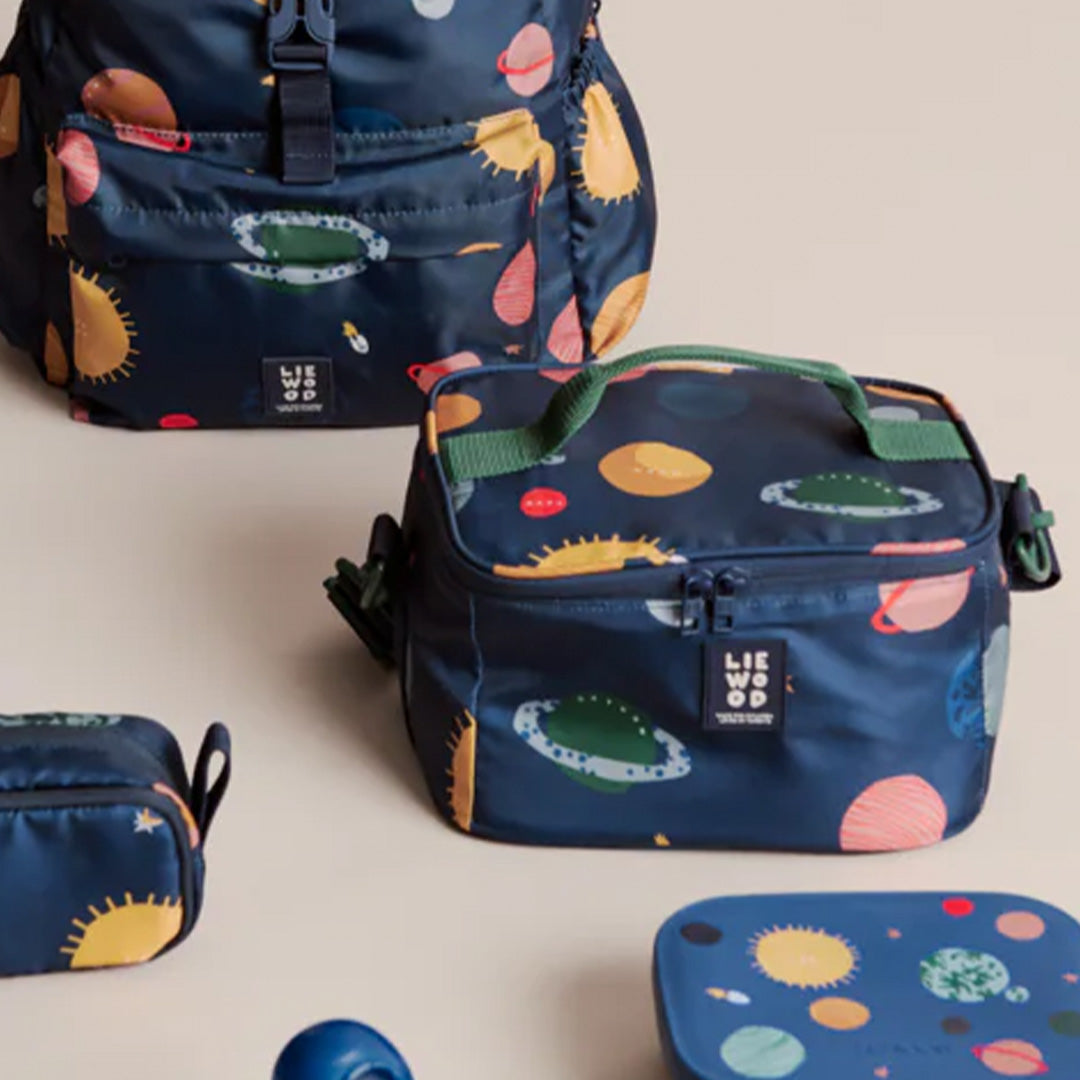 Liewood Toby koeltas met universumprint, omringd door bijpassende rugzak en andere accessoires.