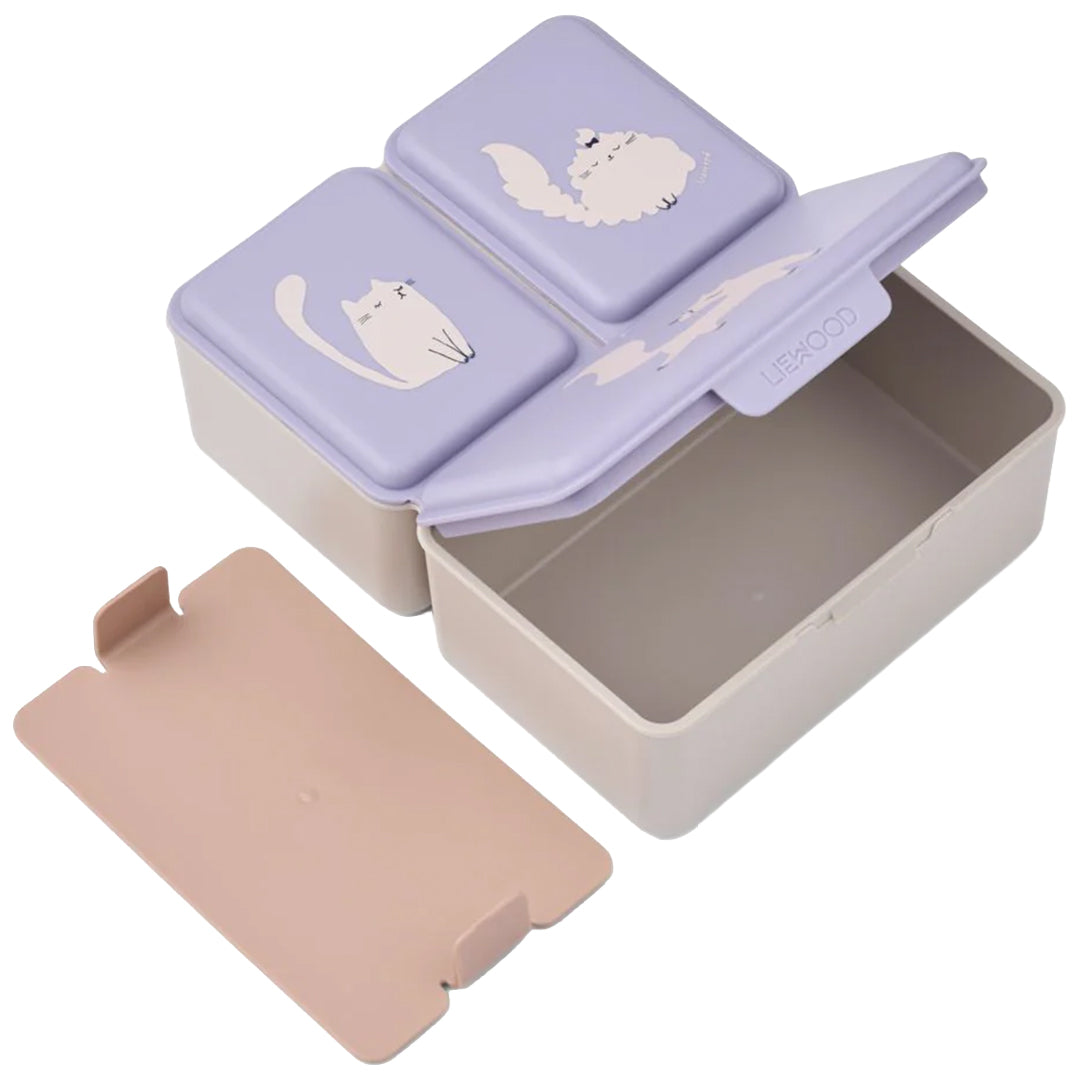 Liewood lunchbox met open deksel en losse deksel, met kattenillustraties.