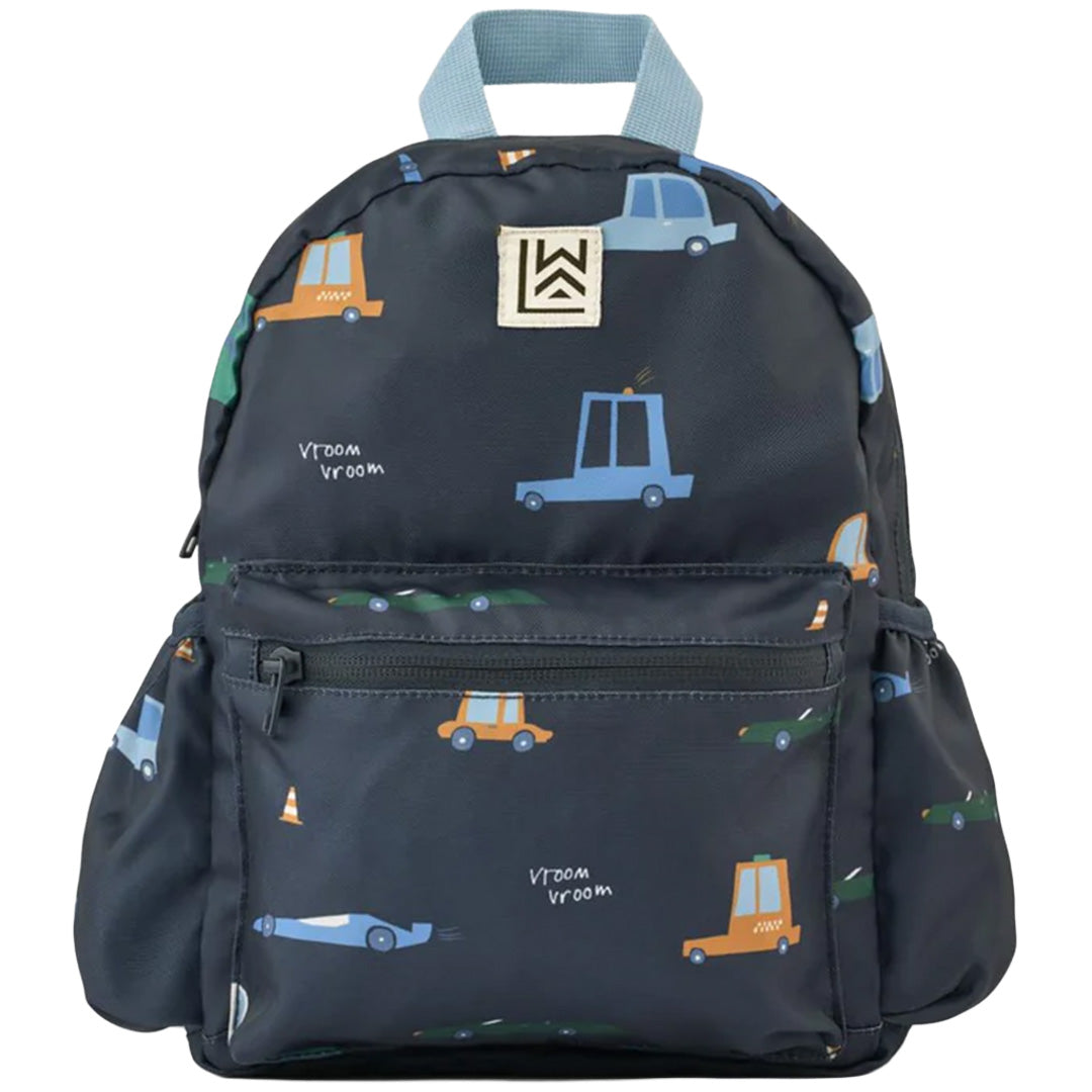 Liewood peuterrugzak in klassiek marineblauw met een patroon van auto's en de tekst 'Vroom vroom'.