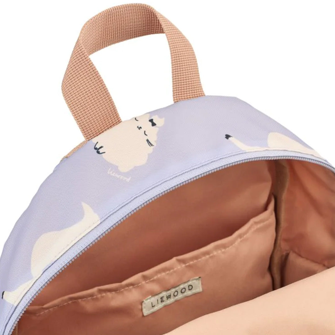 Detail van de open Liewood peuterrugzak Andreas met kattenpatroon, met zicht op het hoofdvak.