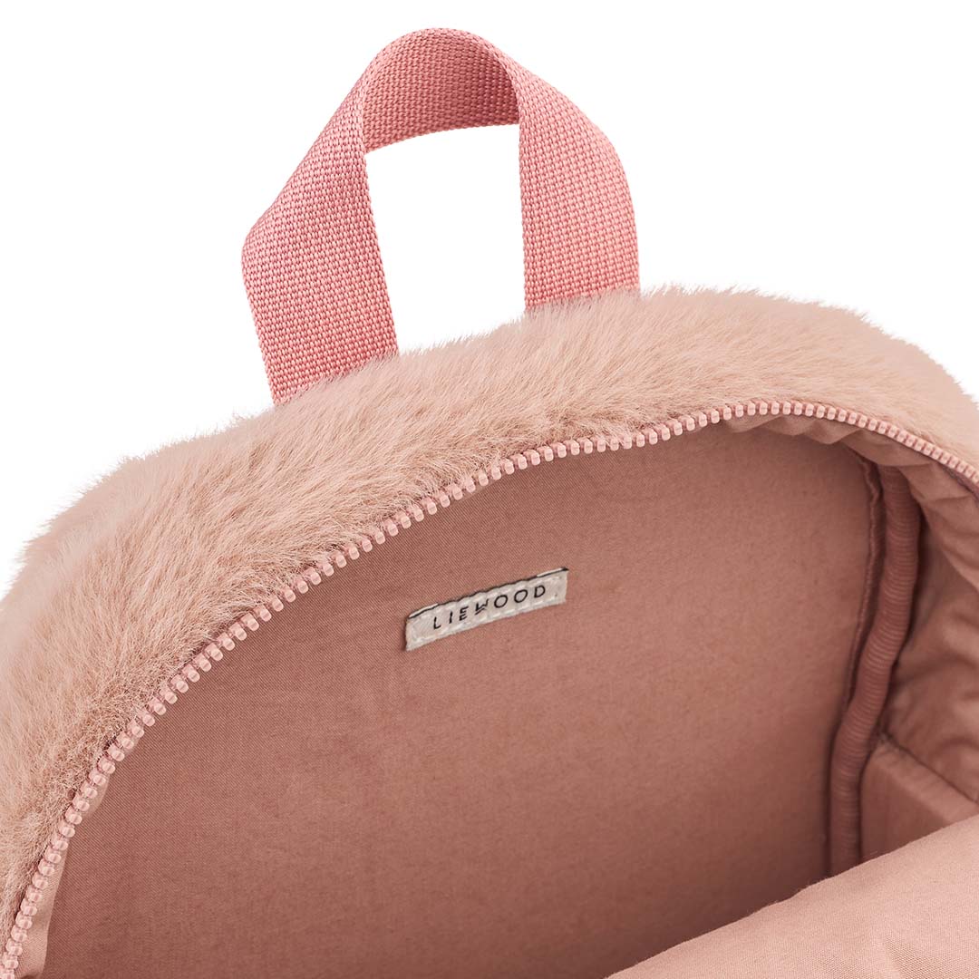 Open Liewood peuterrugzak met roze pluizige stof en zicht op de binnenkant met merklabel.