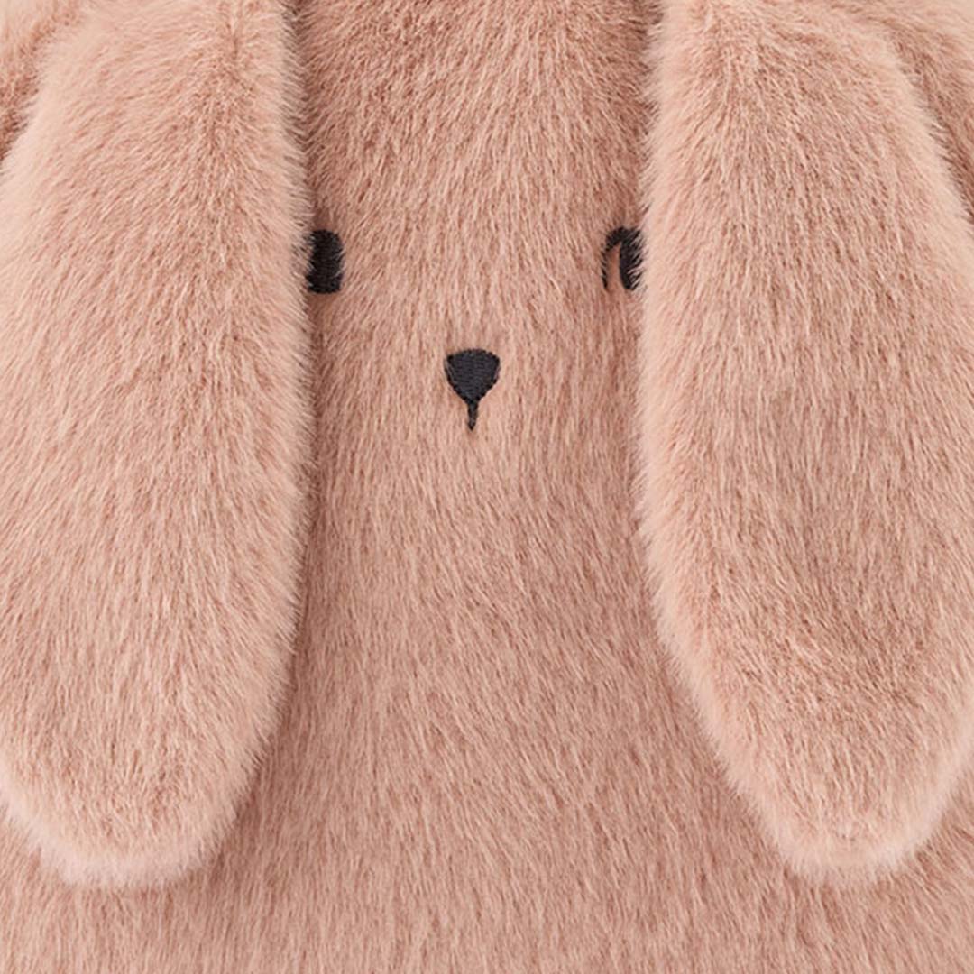 Detail van het geborduurde konijnengezicht op de roze, pluizige Liewood peuterrugzak.