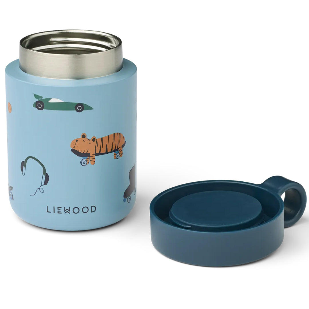 Open Liewood rvs thermoscontainer in blauw met patronen van een tijger en raceauto, met de deksel ernaast.
