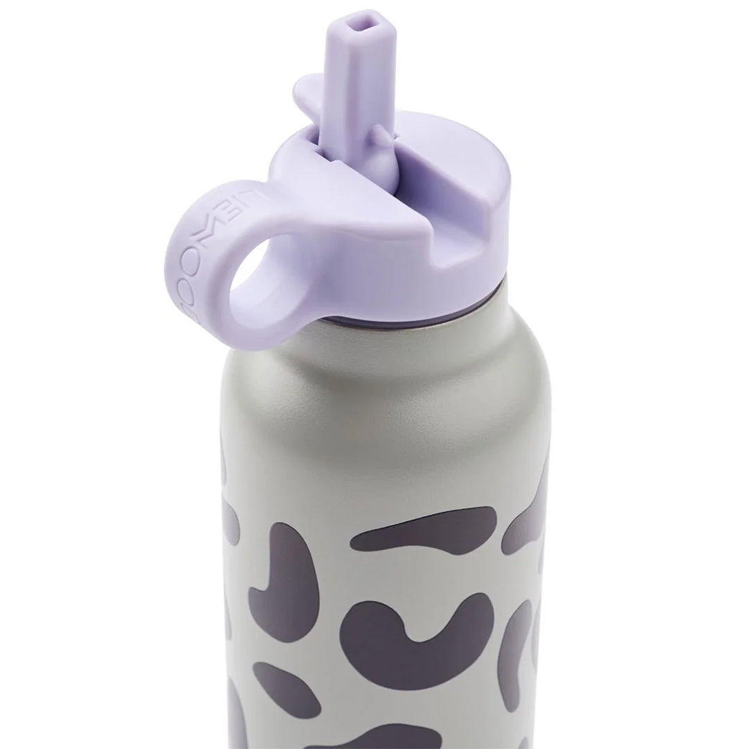 Detail van de Liewood thermosfles met paarse drinktuit en lus.