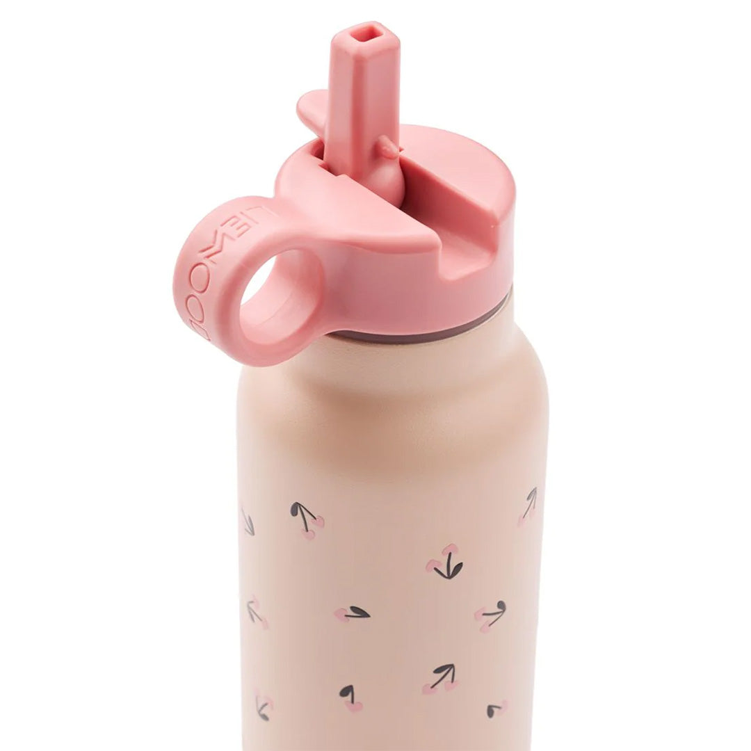 Detailopname van de roze drinktuit en het kersenhartjespatroon op de Liewood thermosfles.