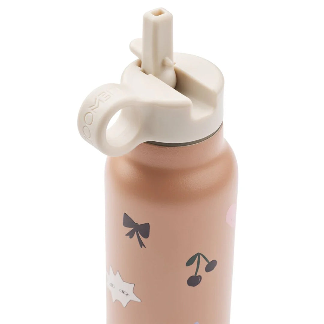 Detailopname van de lichtgekleurde drinktuit en het handvat van de Liewood thermosfles.