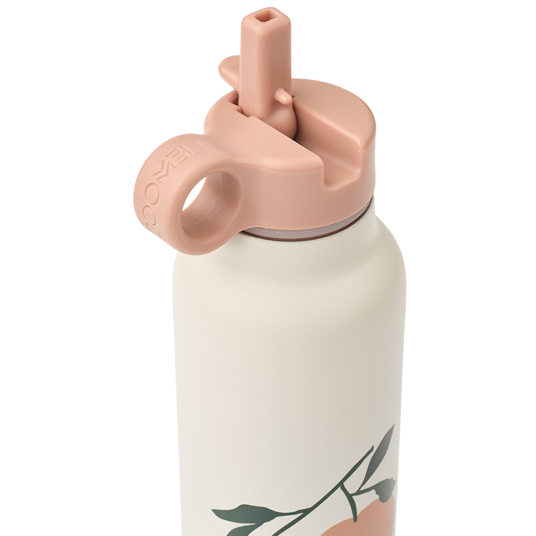 Detail van de roze dop met drinktuit van de beige Liewood rvs thermosfles.