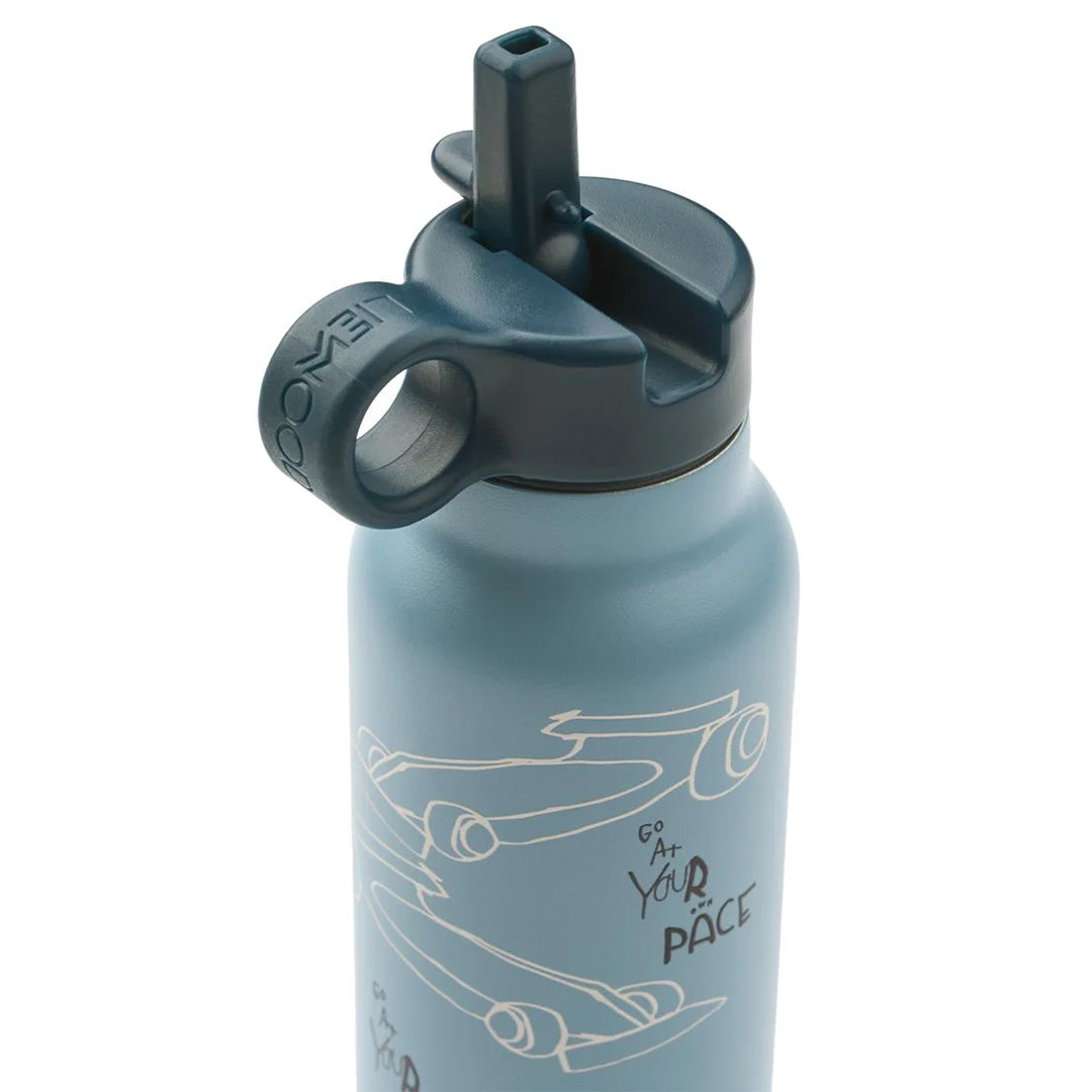 Detail van de Liewood thermosfles met raceauto's, met de donkerblauwe dop en drinktuit.