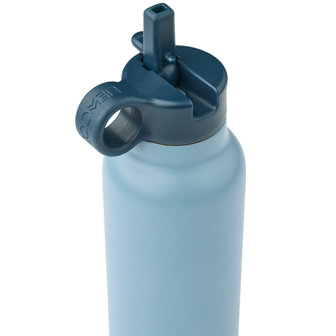 Detail van de donkerblauwe drinktuit en handgreep van de Liewood kinder thermosfles.