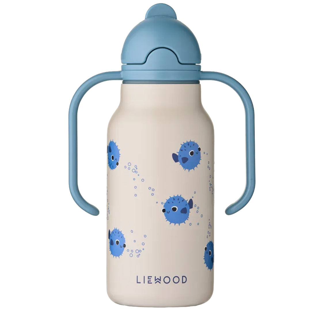 Liewood RVS tuitbeker voor baby's met beige basis, blauwe handvatten en een kogelvispatroon.
