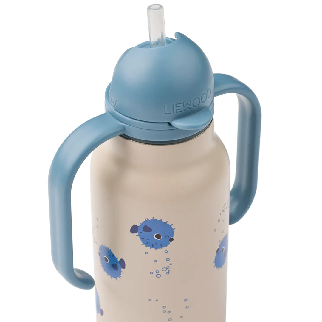 Liewood RVS tuitbeker voor baby's met beige basis, blauwe handvatten en een zichtbaar rietje, versierd met kogelvissen.