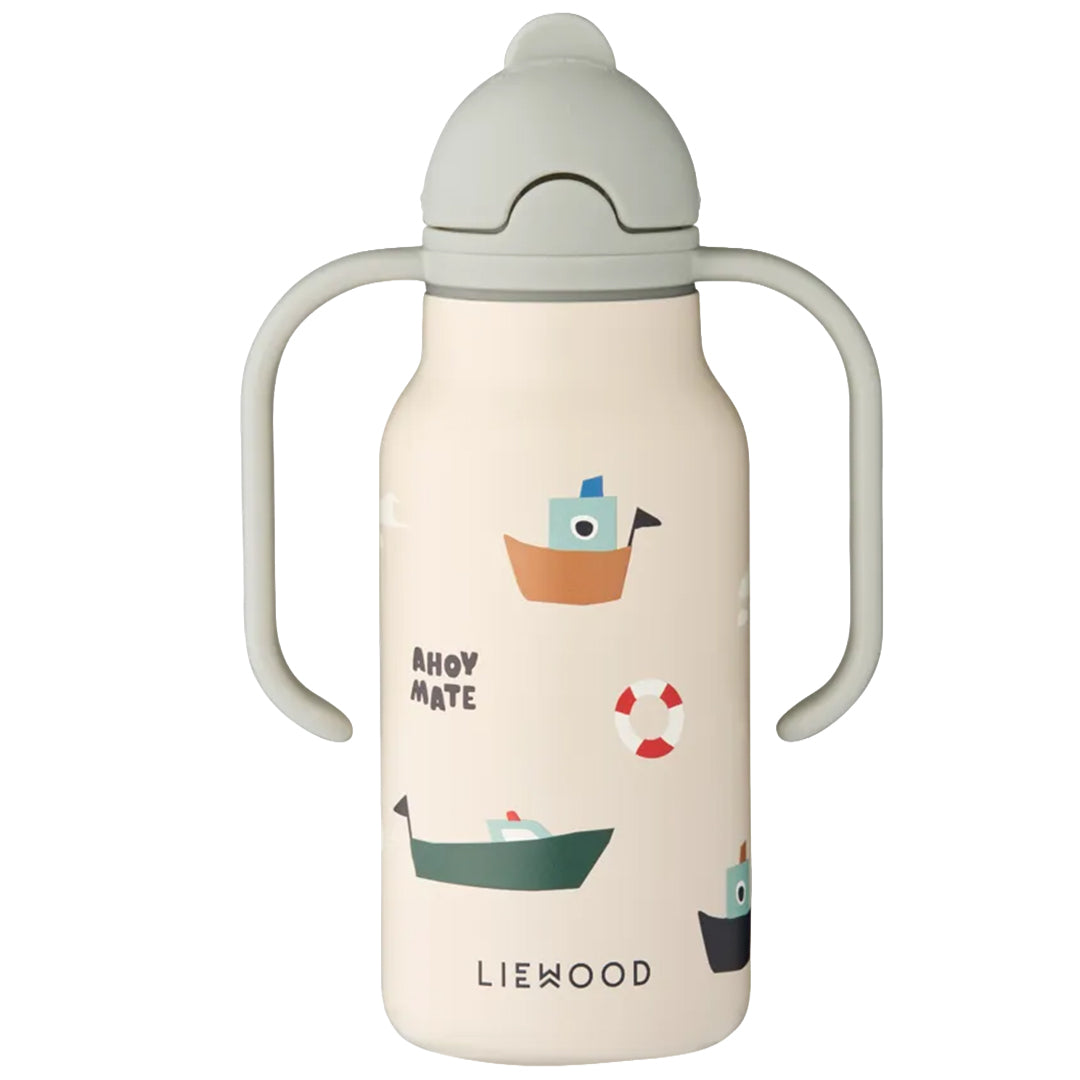 Liewood rvs tuitbeker voor baby's met beige kleur, handvatten en een gesloten rietje, versierd met bootjes en de tekst "AHOY MATE".