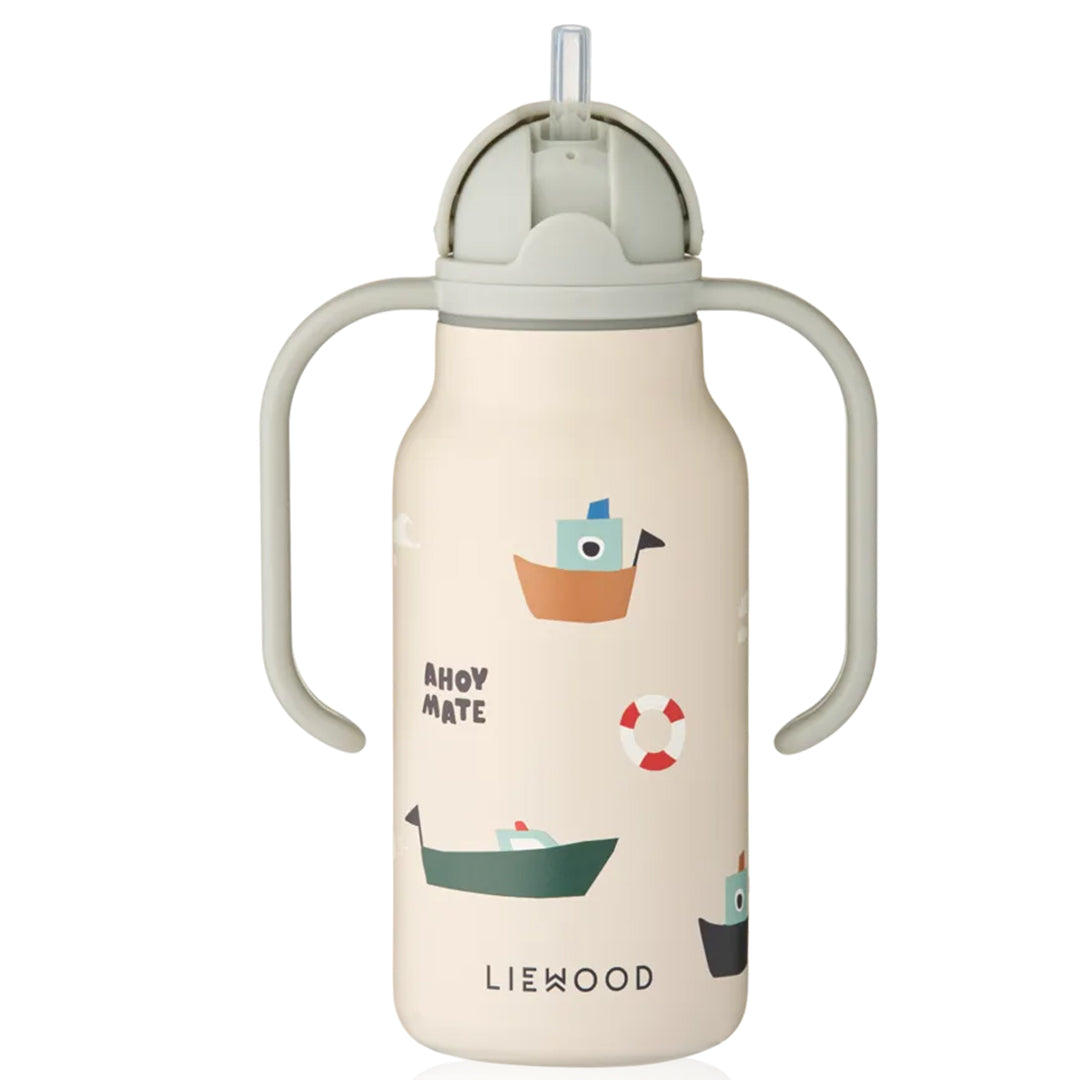 Liewood rvs tuitbeker voor baby's met beige kleur, handvatten en een open rietje, versierd met bootjes en de tekst "AHOY MATE".